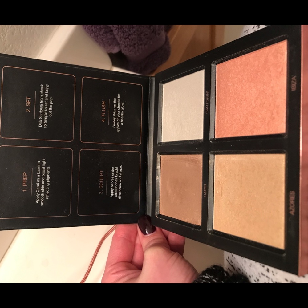 Huda Beauty 3-D highlighter palette